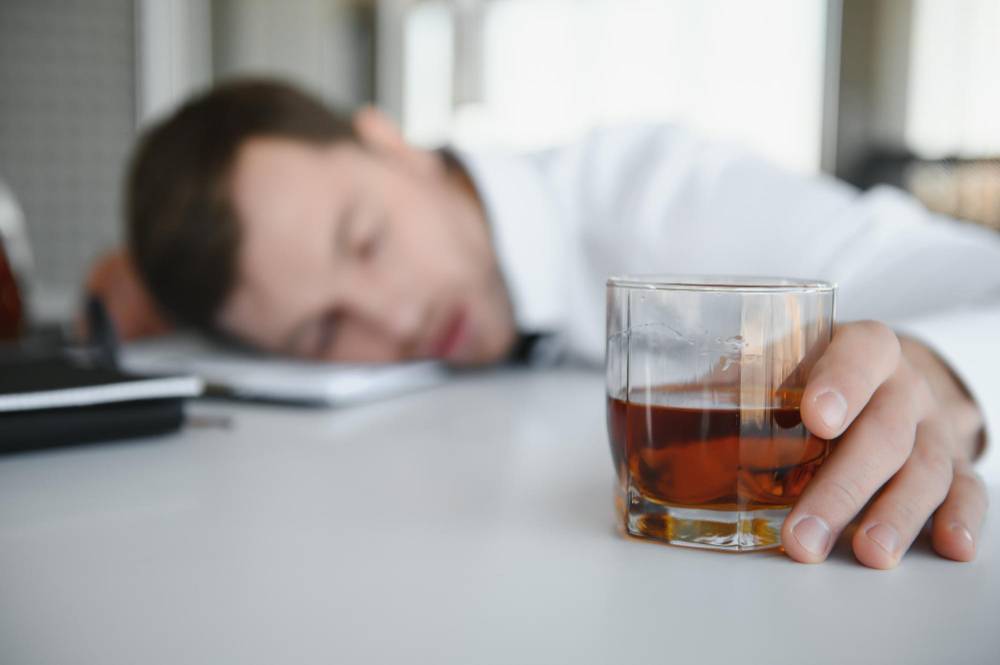 Co niszczy alkohol w równowadze hormonalnej?